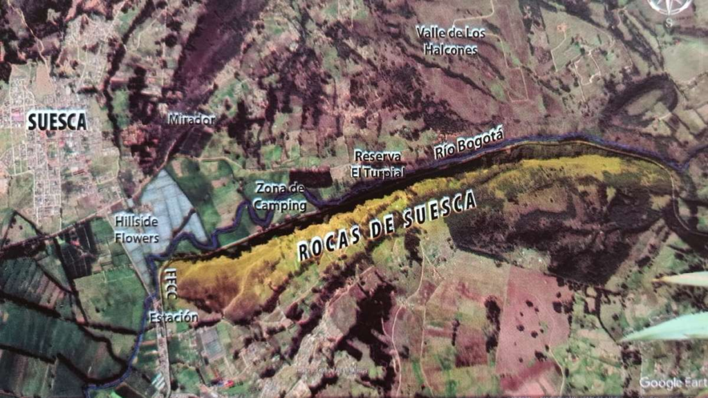 Vista aérea y mapa de localización de las Rocas de Suesca junto al río Bogotá y el casco urbano.